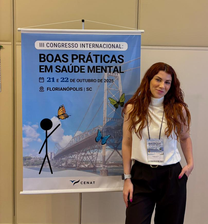 Uma mulher escreve em um clipboard enquanto está sentada em um sofá.